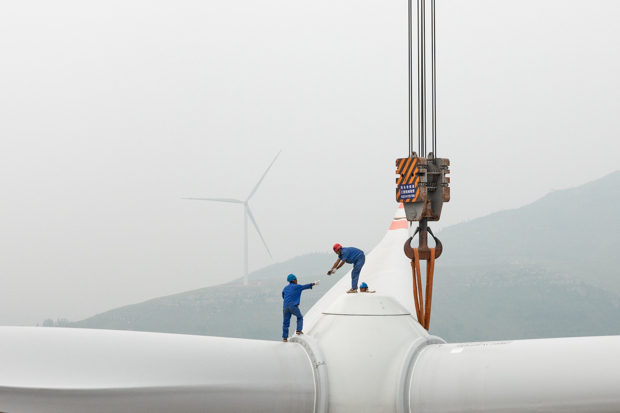 《风机架设者》组照之一,摄影宋爱华