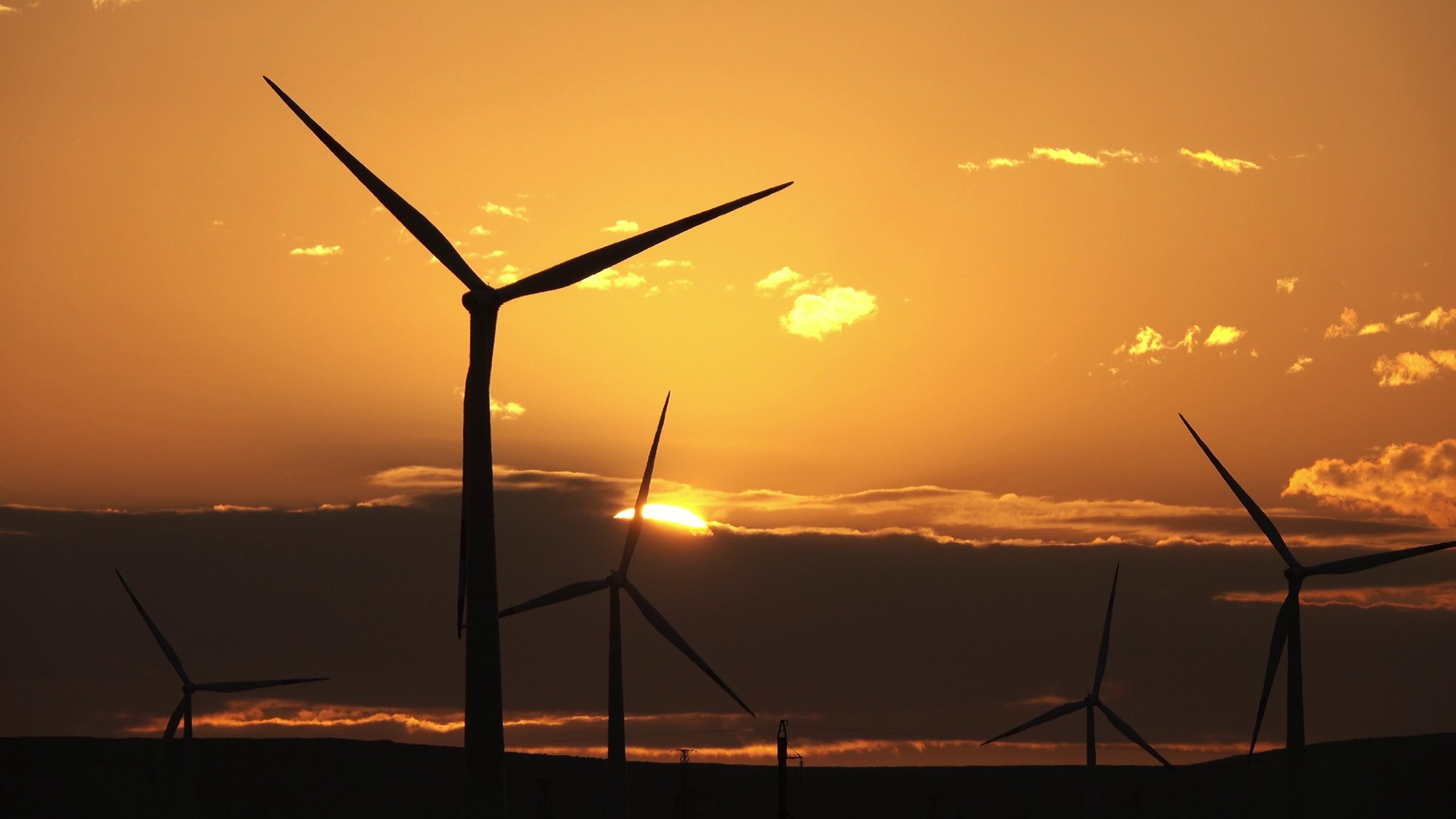 beautiful-sunrise-dawn-landscape-with-windmills-or-wind-turbine-on-wind-farm-in-rotati-SBI-351303975 beautiful-sunrise-dawn-landscape-with-windmills-or-wind-turbine-on-wind-farm-in-rotati-SBI-351303975