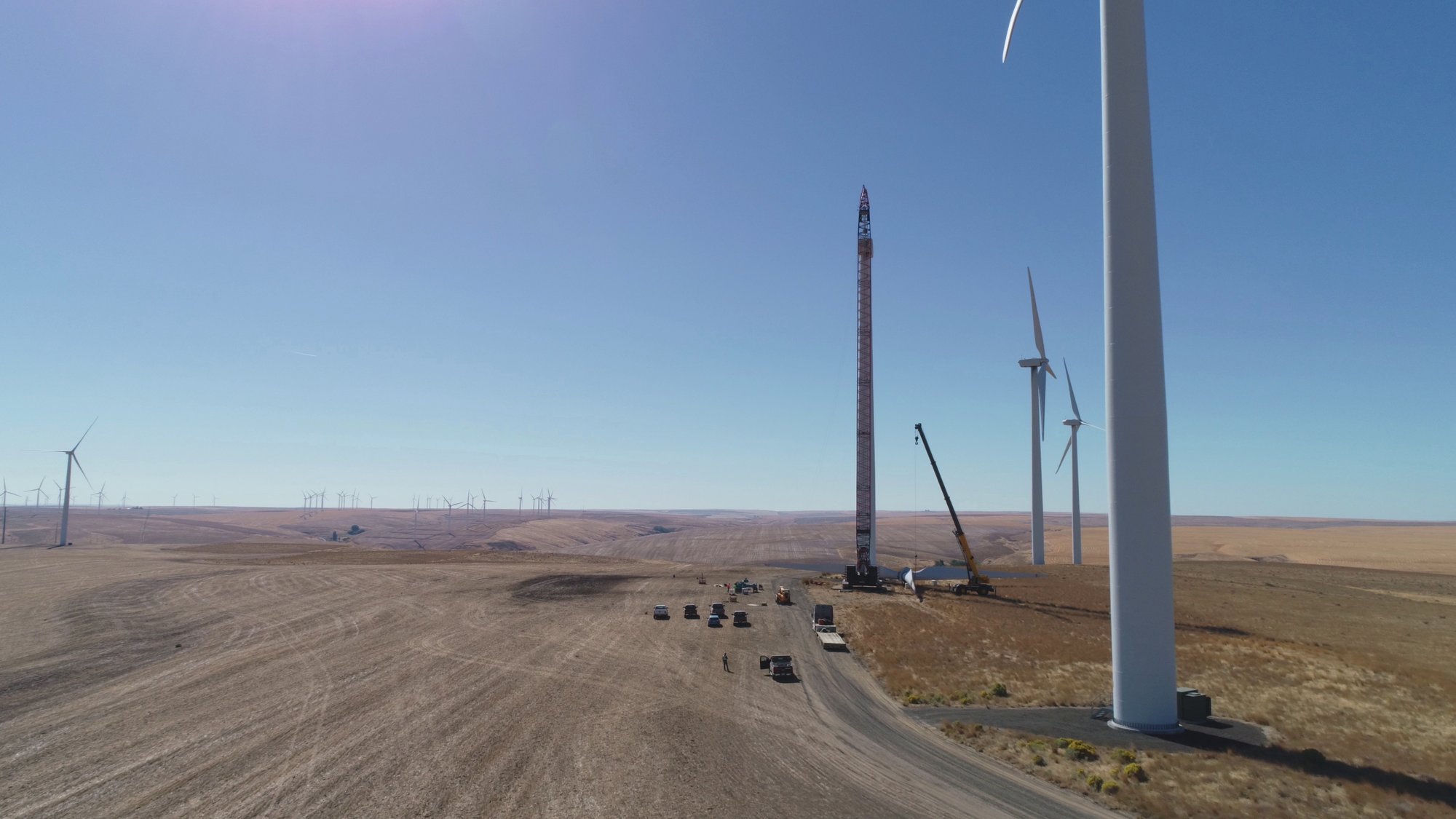 contractors-working-on-wind-turbine-SBI-350597380